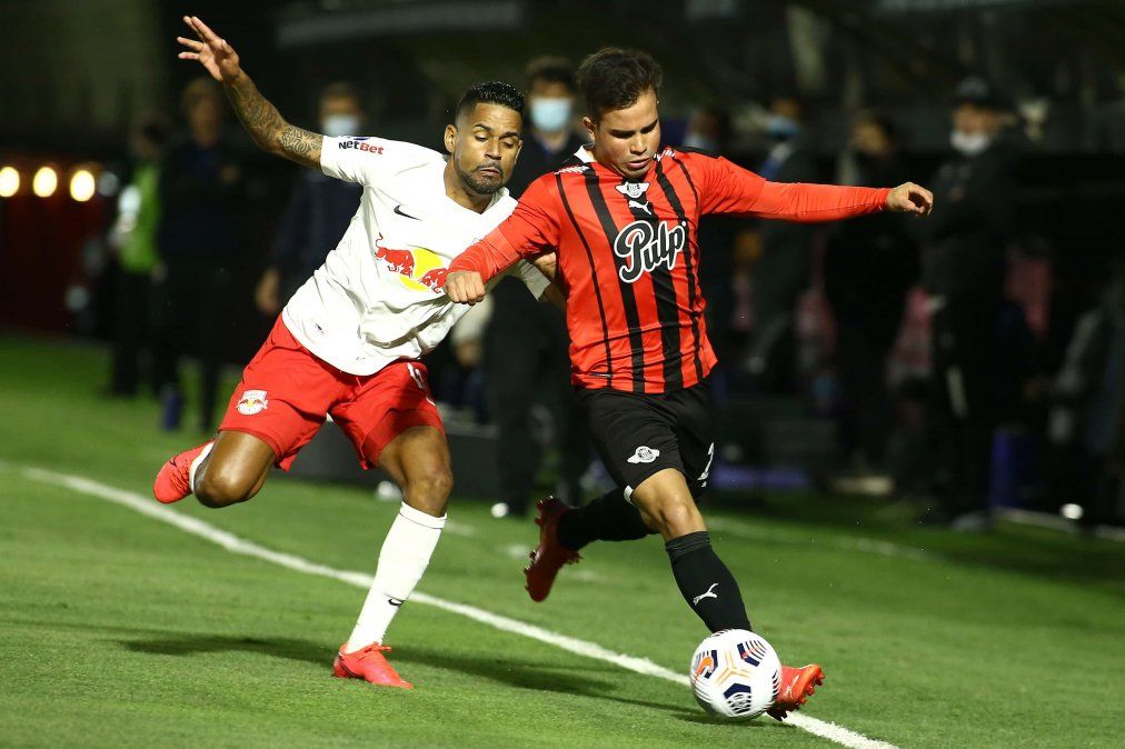 Libertad de Paraguay recibe a RB Bragantino de Brasil por la revancha de las semifinales de la Copa Sudamericana.