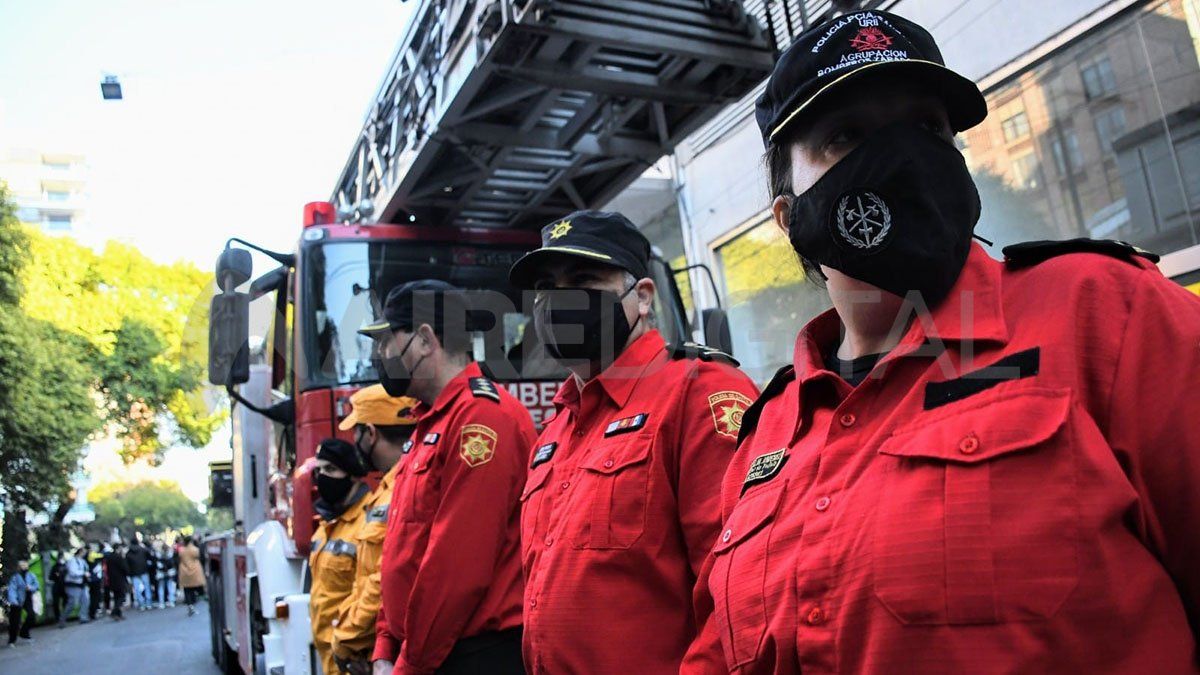 Los bomberos homenajearon a los fallecidos en Salta 2141.