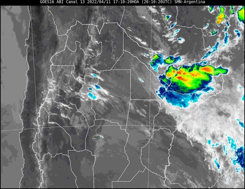 A través de la imagen satelital se observa el cielo parcialmente nublado en el territorio santafesino.