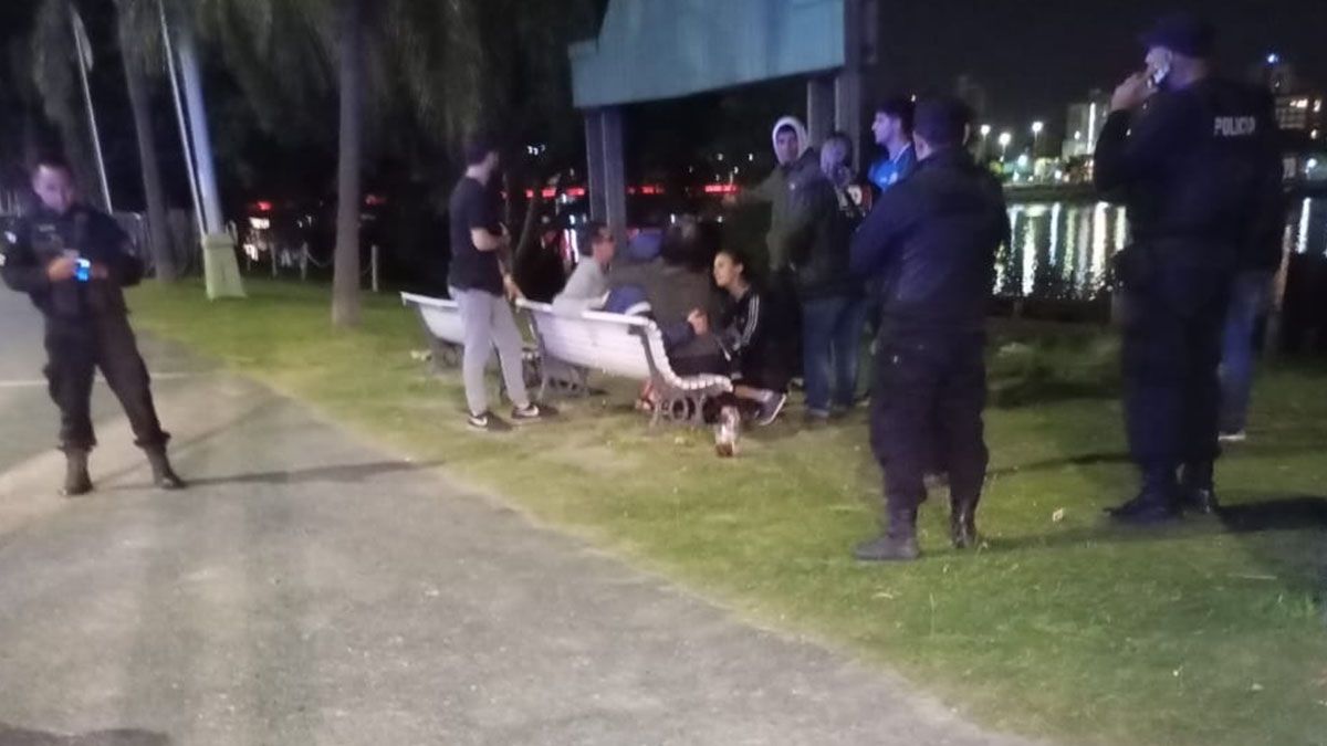 Según informó la policía, el muchacho fue hallado en la Costanera Este de la ciudad de Santa Fe. Según informó la policía, el muchacho fue hallado en la Costanera Este de la ciudad de Santa Fe.