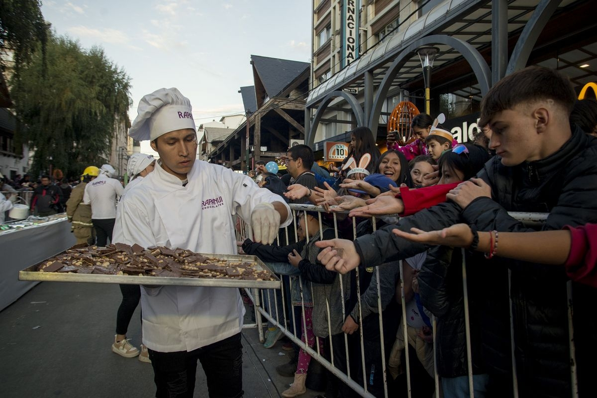 Luego de elaborar el chocolate más grande de Argentina, fue cortado y repartido a los turistas que se encontraban allí.