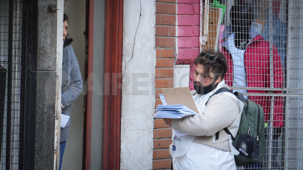 Un voluntario anota los datos de una vecina en el ventro de Santa Fe en el marco del Censo 2022. Un voluntario anota los datos de una vecina en el ventro de Santa Fe en el marco del Censo 2022.