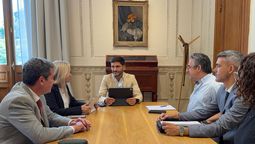 El gobernador Maximiliano Pullaro, acompañado por el ministro de Justicia y Seguridad, Pablo Cococcioni, mantuvo este viernes un encuentro de trabajo con la fiscal General del Ministerio Público de la Acusación, María Cecilia Vranicich.