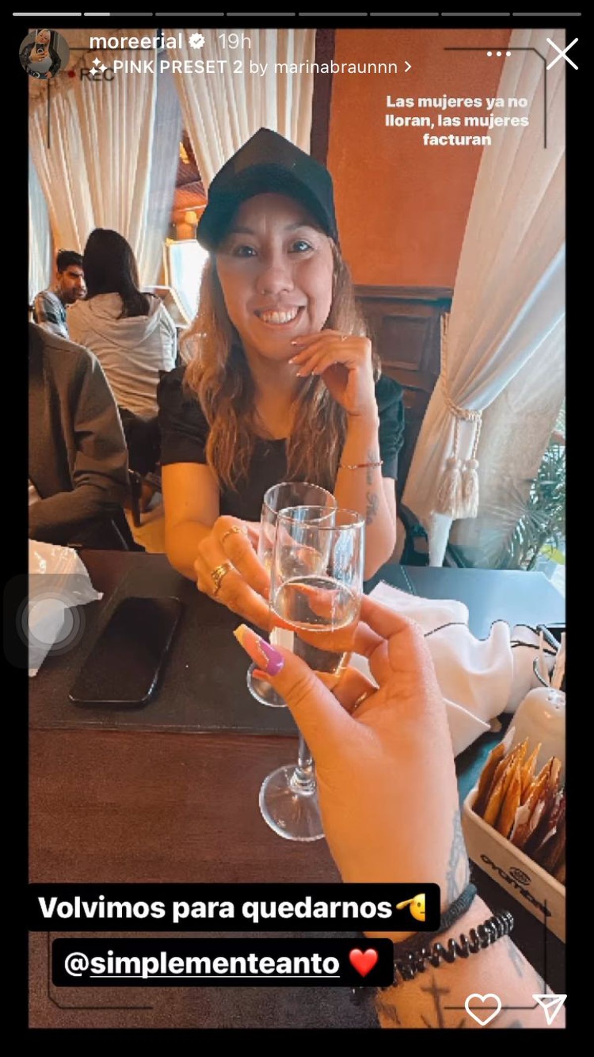 Este lunes, Morena Rial subió una foto brindando con una mujer que vende las famosas ollas de aluminio fundido. Este lunes, Morena Rial subió una foto brindando con una mujer que vende las famosas ollas de aluminio fundido.