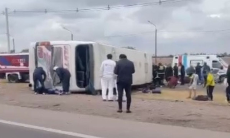Volcó un colectivo en el que viajaban hinchas de Boca a Mendoza Volcó un colectivo en el que viajaban hinchas de Boca a Mendoza