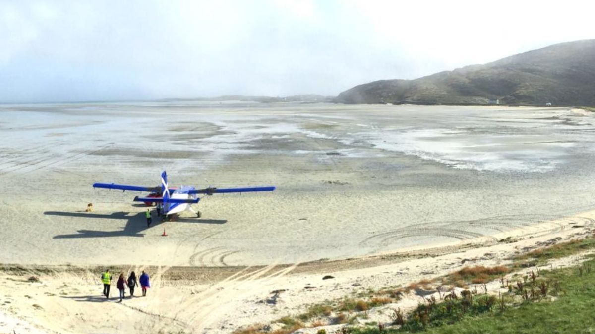 En Barra, los pilotos dependerán de que las mareas les permitan arribar o partir del mismo ya que, en lugar de una pista delimitada y señalizada, despegarán y aterrizarán sobre la arena de una playa, muchas veces con la presencia de agua de mar en la misma. En Barra, los pilotos dependerán de que las mareas les permitan arribar o partir del mismo ya que, en lugar de una pista delimitada y señalizada, despegarán y aterrizarán sobre la arena de una playa, muchas veces con la presencia de agua de mar en la misma.