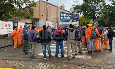 Un grupo de 30 trabajadores fueron suspendidos por la empresa que lleva adelante las reformas de la planta potabilizadora de ASSA. Un grupo de 30 trabajadores fueron suspendidos por la empresa que lleva adelante las reformas de la planta potabilizadora de ASSA.
