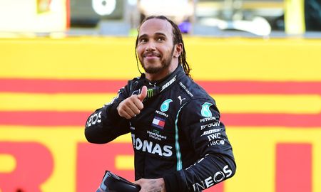 Lewis Hamilton, último campeón de la Fórmula 1, comenzará a negociar su renovación o no con Mercedes para la próxima temporada. Lewis Hamilton, último campeón de la Fórmula 1, comenzará a negociar su renovación o no con Mercedes para la próxima temporada.
