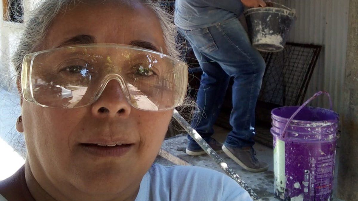 Karina Valenzuela está a tres materias de recibirse de Maestro Mayor de Obra y trabaja como albañil.