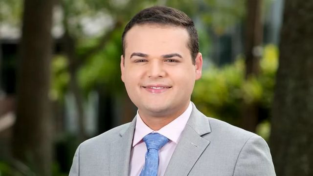 Dylan Lyons falleció, era reportero del medio de noticias Spectrum News 13, según confirmó el propio medio. El fotógrafo que le acompañaba, Jesse Walden, continúa herido de gravedad.