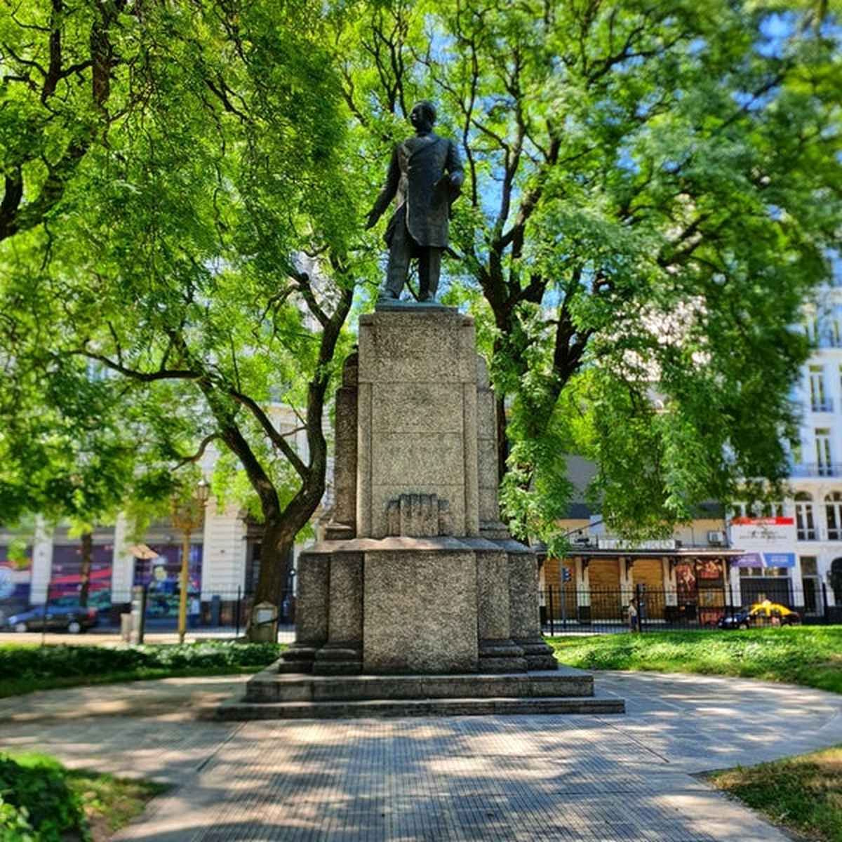 Monumento a José Manuel Estrada.