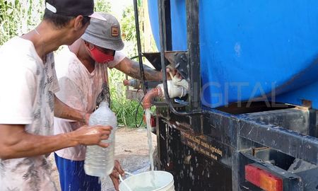 Los vecinos de barrio Lafuente levantaron el corte tras la llegada de un camión para abastecerlos de agua potable. Los vecinos de barrio Lafuente levantaron el corte tras la llegada de un camión para abastecerlos de agua potable.