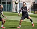 Lionel Messi entrenó por primera vez como jugador del Paris Saint-Germain de Francia. Lionel Messi entrenó por primera vez como jugador del Paris Saint-Germain de Francia.