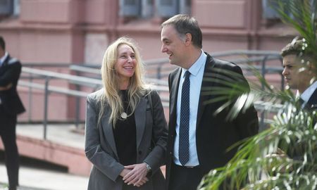 La secretaria general de la Presidencia, Karina Milei, volvió este lunes a respaldar al jefe de Gabinete, Manuel Adorni. La secretaria general de la Presidencia, Karina Milei, volvió este lunes a respaldar al jefe de Gabinete, Manuel Adorni.
