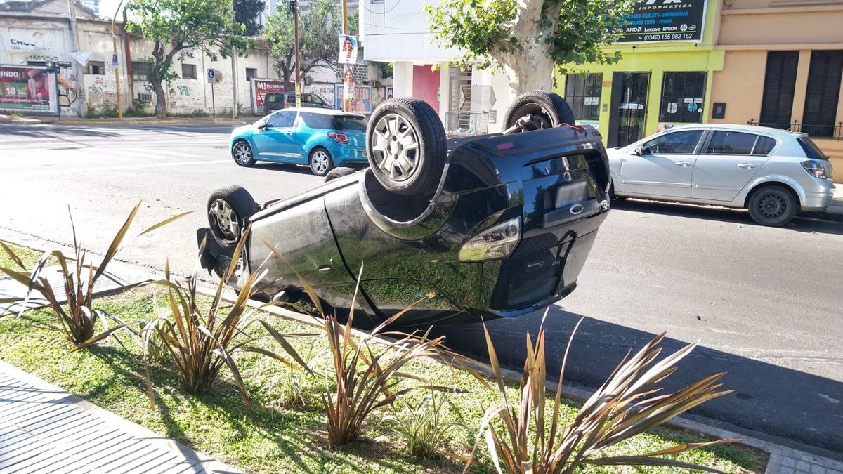 La conductora del auto -una mujer de unos 42 años- fue trasladada al Hospital Cullen.