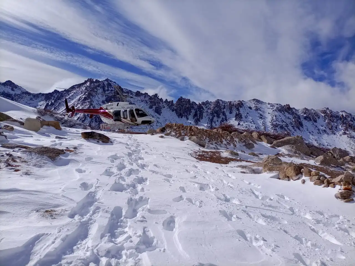 La víctima fue trasladada hasta el filo de la montaña y desde ese punto lo evacuaron en helicóptero.
