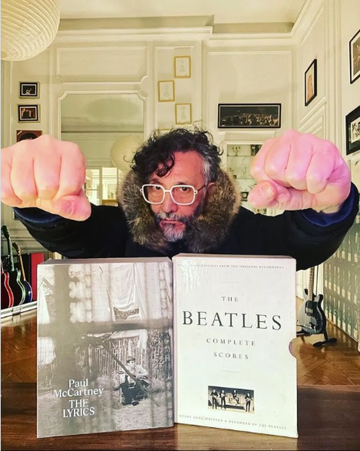 En la casa de Fito reina el color blanco en las paredes que son acompañadas por costosos cuadros y numerosos premios que recibió el artista.