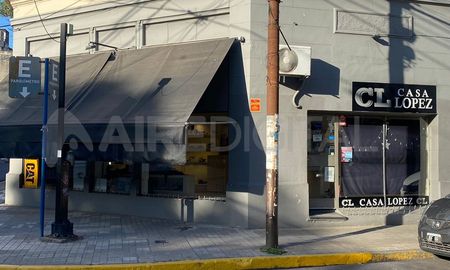 La zapatería está ubicada en la esquina de Salta y 1 de Mayo, en diagonal a la Municipalidad de Santa Fe. La zapatería está ubicada en la esquina de Salta y 1 de Mayo, en diagonal a la Municipalidad de Santa Fe.