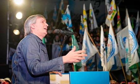 El diputado nacional y titular del Partido Justicialista (PJ) bonaerense, Máximo Kirchner, afirmó este viernes que la vicepresidenta, Cristina Fernández de Kirchner, es defendida porque siempre pulseó a favor de la gente. El diputado nacional y titular del Partido Justicialista (PJ) bonaerense, Máximo Kirchner, afirmó este viernes que la vicepresidenta, Cristina Fernández de Kirchner, es defendida porque siempre pulseó a favor de la gente.