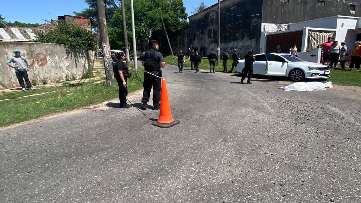 Un hombre de 25 años fue encontrado sin vida este domingo con varios disparos en el cuerpo. Lo encontraron en el cruce de Anchorena y Avenida Argentina.