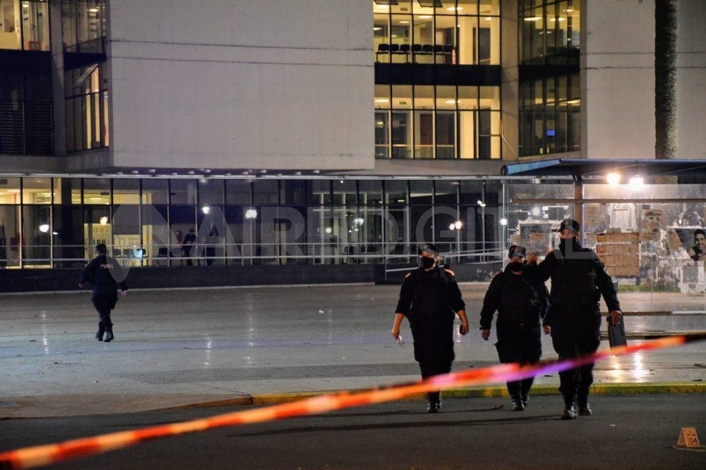 En Rosario, las balaceras ordenadas desde las cárceles son cada vez más frecuentes.