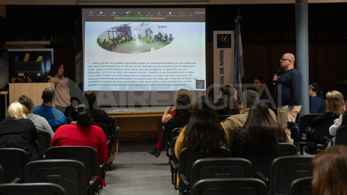 El neurólogo infantil Francisco Astorino presentó los Talleres para Padres y Cuidadores de Niños y Niñas con TEA en el Hospital Alassia.