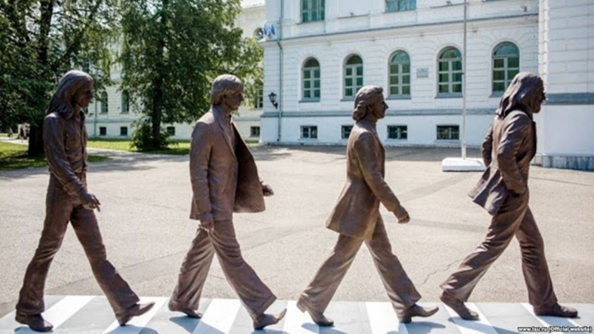Una escultura que recrea el cruce de Los Beatles en Abbey Road fue inagurada en 2019 en una universidad sibérica