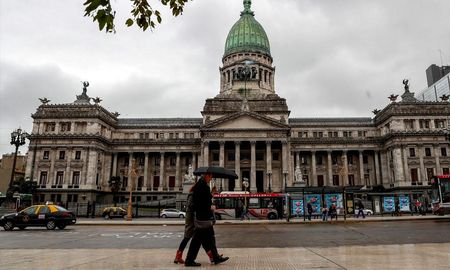 El Senado se prepara para tratar este martes el proyecto de interrupción voluntaria del embarazo con un resultado todavía abierto. El Senado se prepara para tratar este martes el proyecto de interrupción voluntaria del embarazo con un resultado todavía abierto.