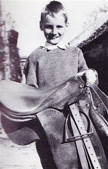 Andreas Nikolaus Lauda –tal su verdadero nombre– nació el martes 22 de febrero de 1949 en Viena, Austria, en el seno de una acaudalada familia de fabricantes de papel conformada por su madre, Elisabeth Maurig, y su padre, Ernst-Peter Lauda y, al año siguiente, nació su hermano Florian.