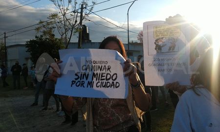 No es la primera vez que vecinos de la ciudad de Santa Fe deciden marchar para reclamar por seguridad. No es la primera vez que vecinos de la ciudad de Santa Fe deciden marchar para reclamar por seguridad.