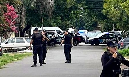 Un policía resultó herido este viernes durante un violento enfrentamiento armado en la zona sudoeste de Rosario. Un policía resultó herido este viernes durante un violento enfrentamiento armado en la zona sudoeste de Rosario.