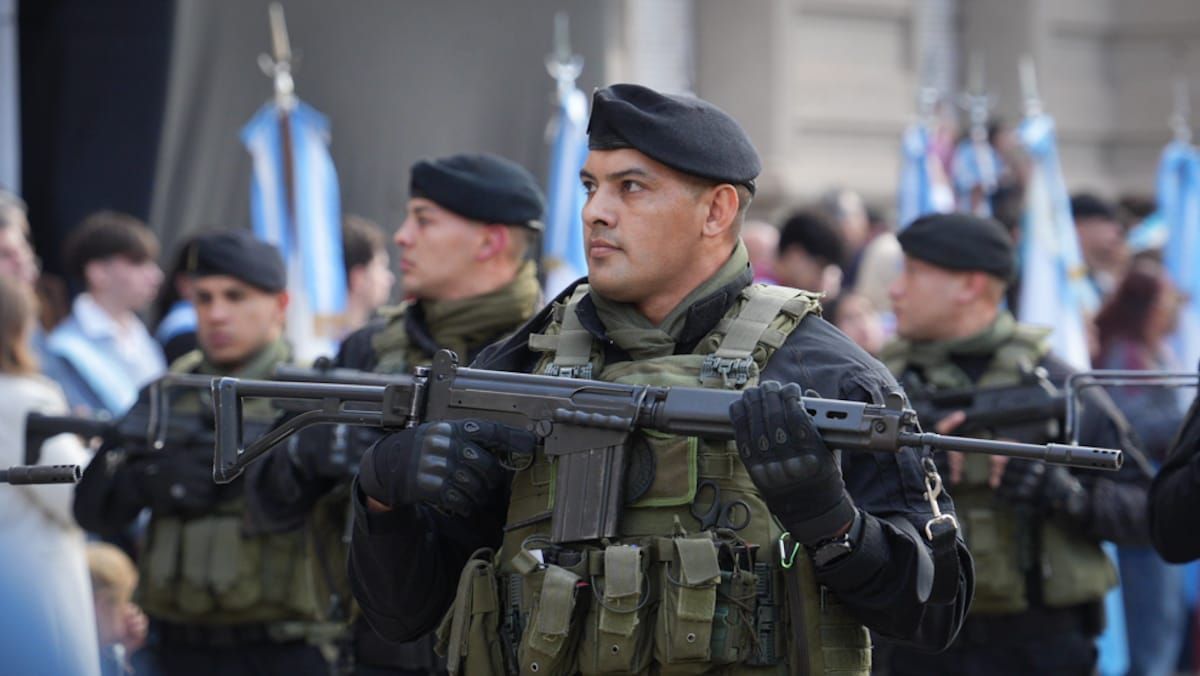 Con la Casa de Gobierno de fondo, se realizó el acto central y el desfile cívico-militar por el 25 de Mayo en Santa Fe. Con la Casa de Gobierno de fondo, se realizó el acto central y el desfile cívico-militar por el 25 de Mayo en Santa Fe.