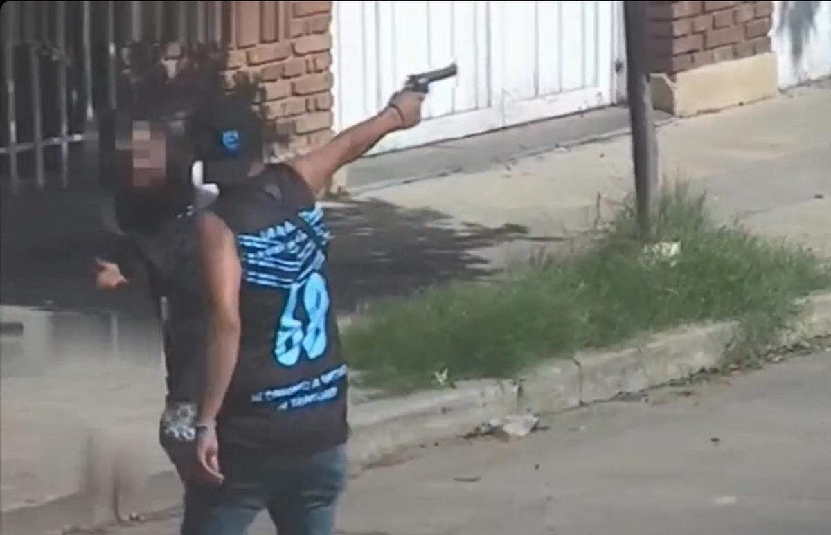 Vídeo: así fue el brutal enfrentamiento a tiros entre barras de Belgrano. Vídeo: así fue el brutal enfrentamiento a tiros entre barras de Belgrano.