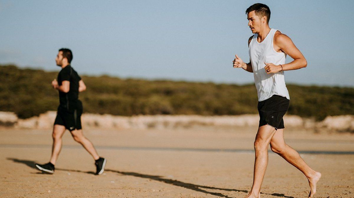 Al terminar el ejercicio, es necesario ir disminuyendo nuestra frecuencia cardíaca con movimientos leves o suaves.