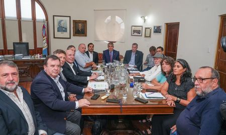 Este miércoles se concretó la segunda reunión de la paritaria de la administración central con los gremios ATE y UPCN. Este miércoles se concretó la segunda reunión de la paritaria de la administración central con los gremios ATE y UPCN.