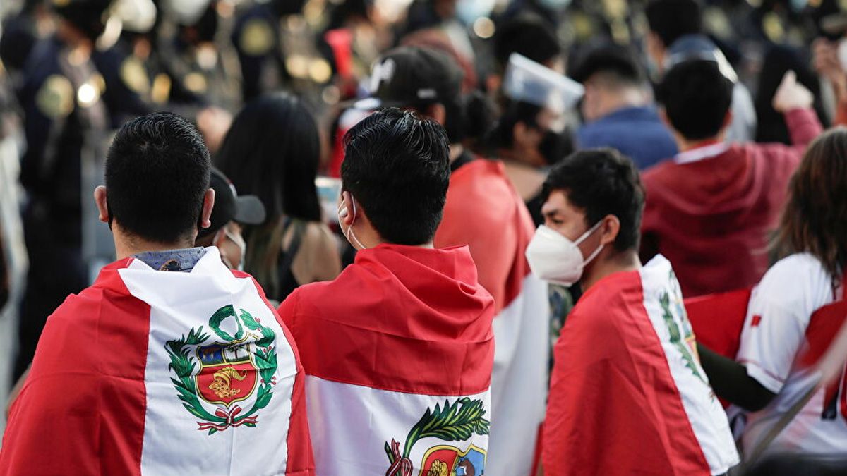 Perú: manifestantes llegan al Congreso en memoria de los muertos en protestas