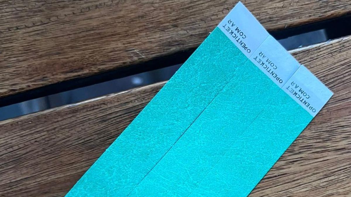 Una persona fue detenida por la policía tras andar ofreciendo entradas para uno de los partidos de los octavos de final. Una persona fue detenida por la policía tras andar ofreciendo entradas para uno de los partidos de los octavos de final.