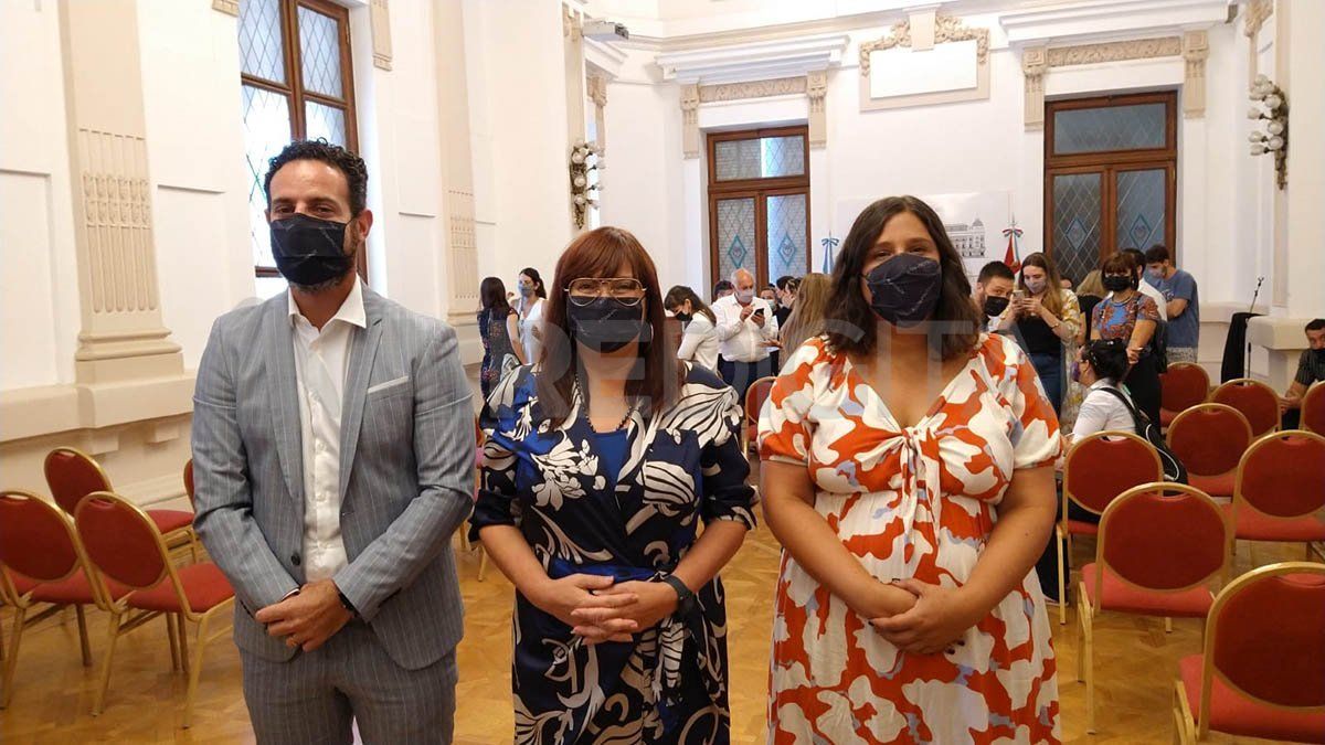 Roberto Sukerman, Celia Arena y Florencia Marinaro tras el acto de asunción de las nuevas ministras.