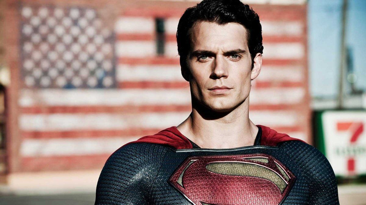 Henry Cavill no suelta la capa de Superman
