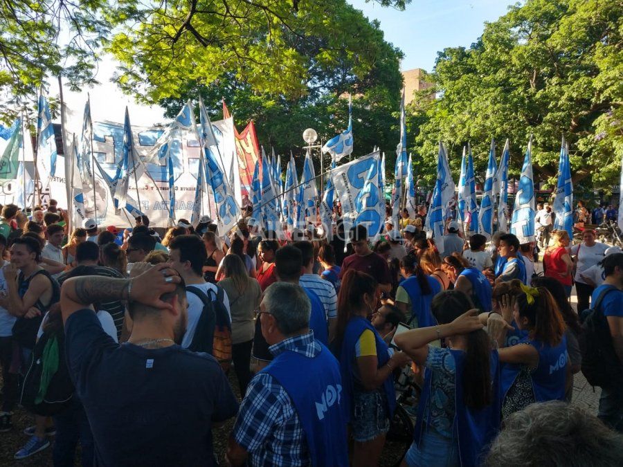 Un importante grupo de manifestantes se reunió en la Plaza del Soldado para respaldar a Evo Morales