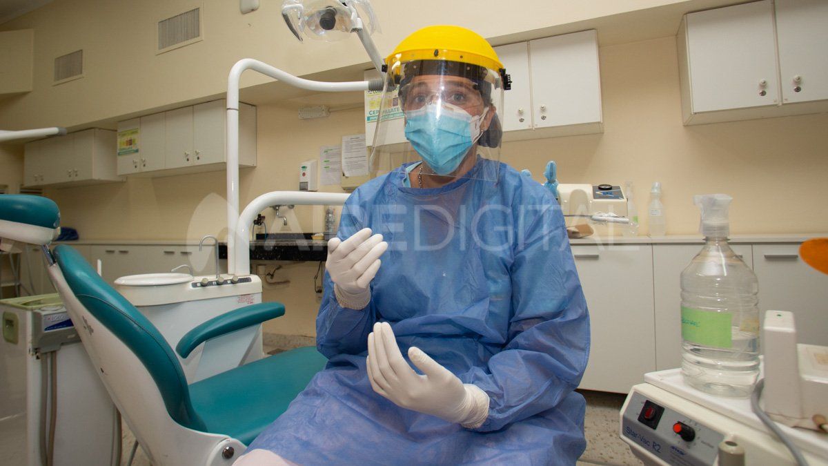 Este es el kit de protección contra el coronavirus que utilizan los odontólogos para atender.