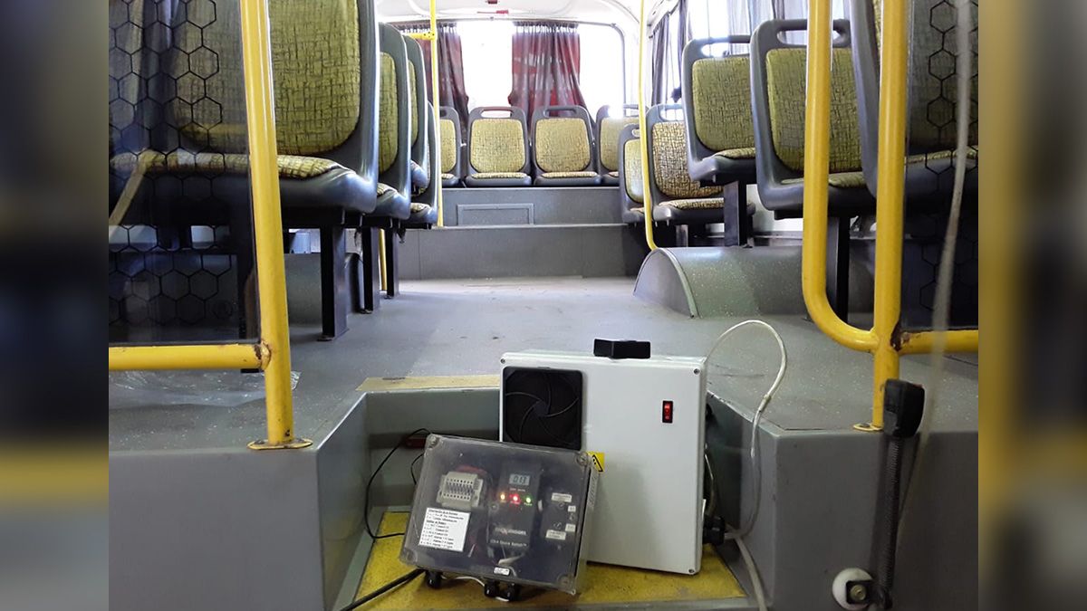 El generador de ozono junto al sensor de ozono gaseoso.