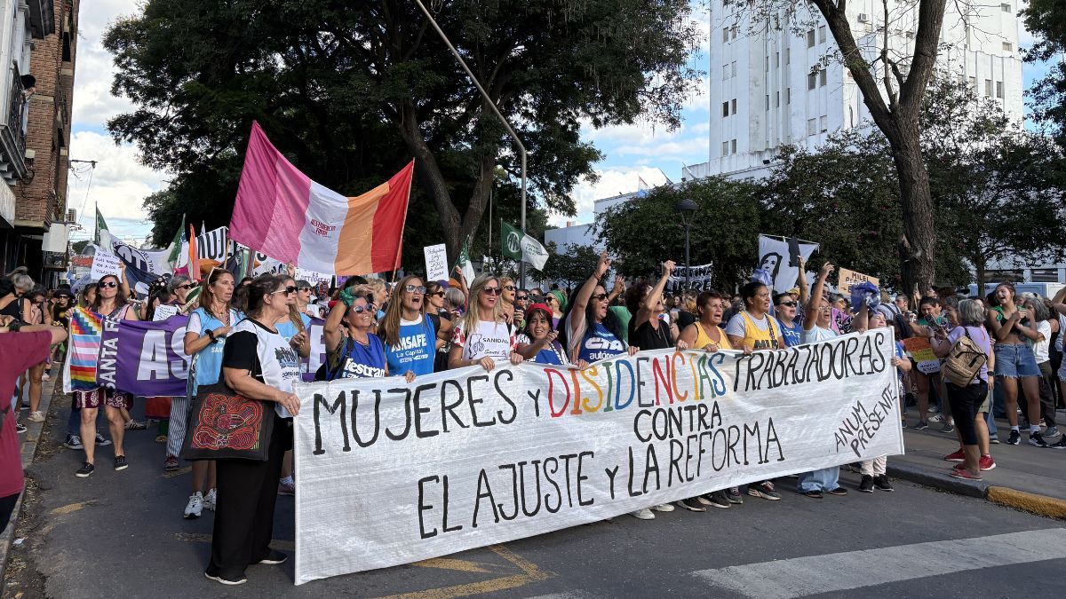 La concentración comenzó en Salta y 9 de Julio, encabezando una jornada de reclamos.