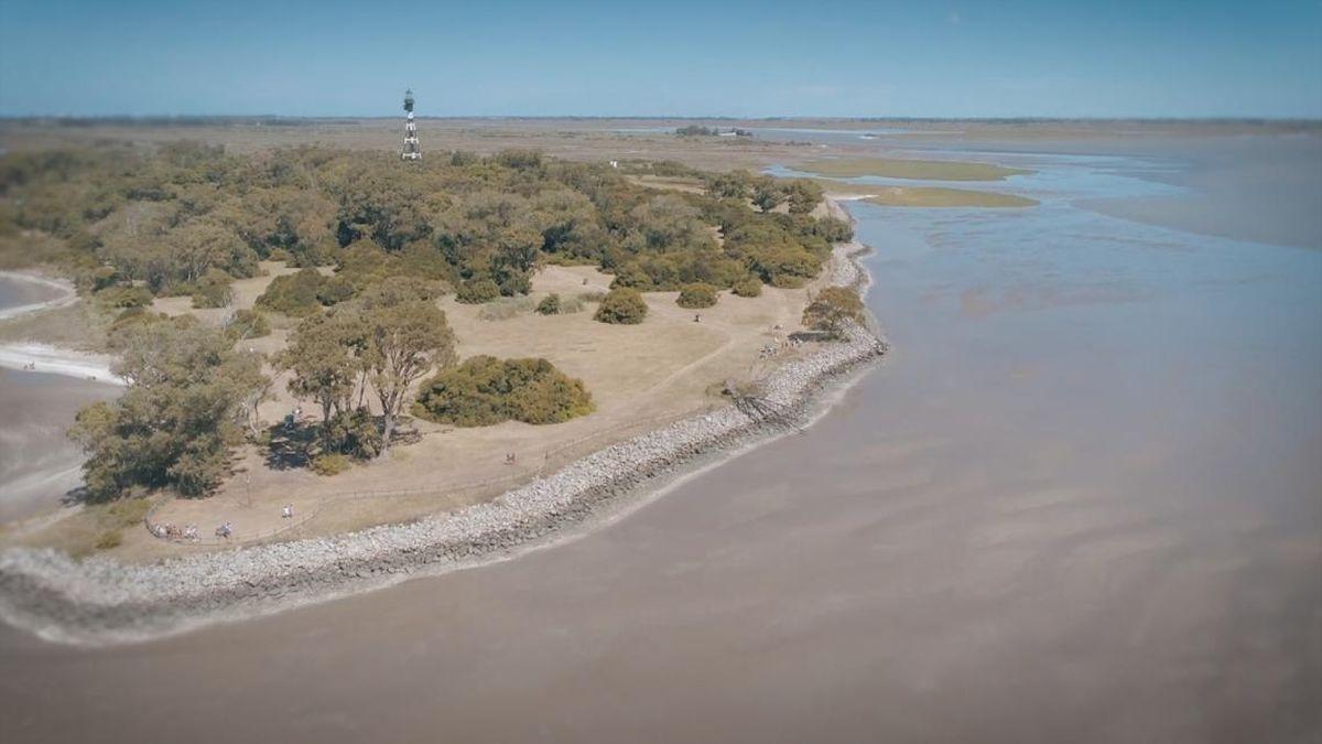 Ubicada sobre la costa, el Faro San Antonio es uno de los íconos de San Clemente de Tuyú. Ubicada sobre la costa, el Faro San Antonio es uno de los íconos de San Clemente de Tuyú.