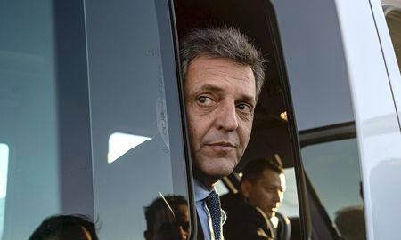 Según un promedio de encuestas, Juntos por el Cambio gana por tres puntos, pero la diferencia se achica y Sergio Massa sería el precandidato más votado el 13 de agosto. Según un promedio de encuestas, Juntos por el Cambio gana por tres puntos, pero la diferencia se achica y Sergio Massa sería el precandidato más votado el 13 de agosto.