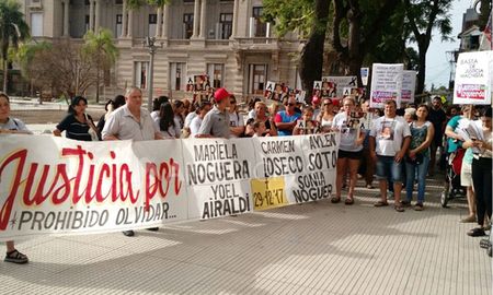 La familia de los cinco asesinados por el penitenciario Facundo Solís serán querellantes en la causa seguida contra dos policías La familia de los cinco asesinados por el penitenciario Facundo Solís serán querellantes en la causa seguida contra dos policías