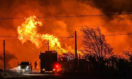 Los bomberos siguen con su tarea a pesar de las dificultades por los fuertes vientos Los bomberos siguen con su tarea a pesar de las dificultades por los fuertes vientos