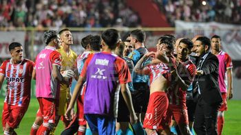 En un polémico final, Unión igualó 2 a 2 ante Central Córdoba y los jugadores le fueron al humo a Nazareno Arasa.