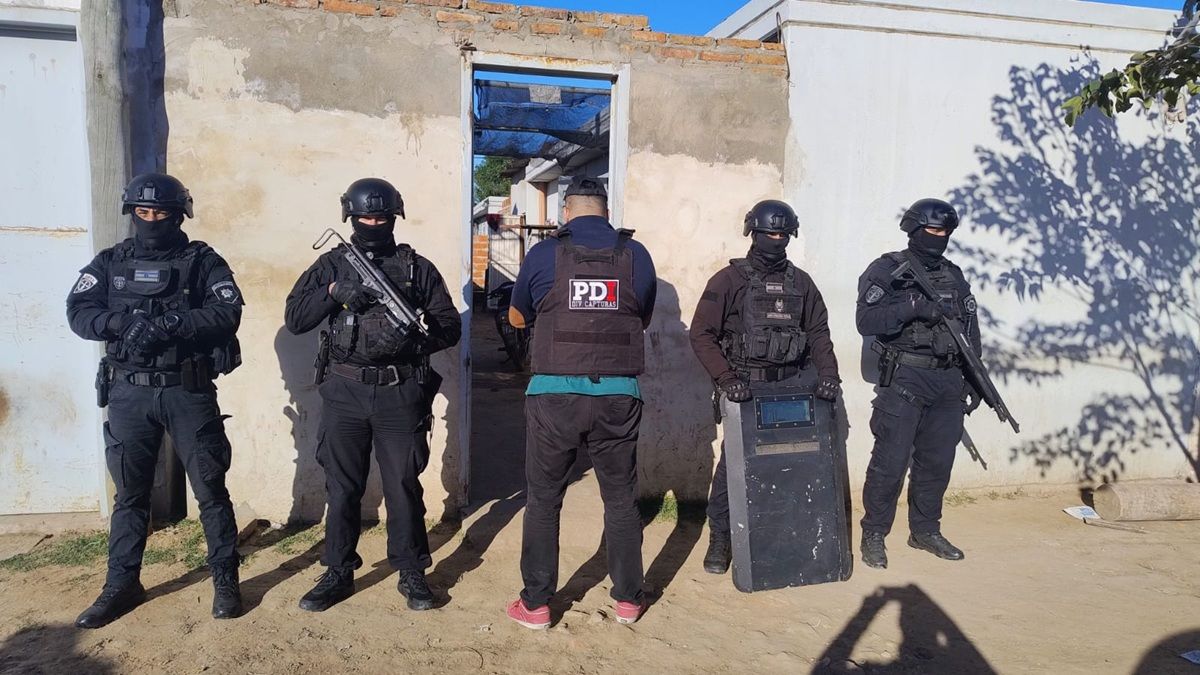 El allanamiento fue ejecutado con grupos tácticos que irrumpieron en el domicilio. 