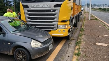 Accidente sobre el puente en Autovía 19: chocaron un camión y un auto